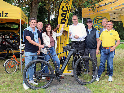 Offizielle Einweihung der ADAC Radservice-Station in Maikammer (v.l.n.r.): Markus Merk, ehemaliger Fußball-Schiedsrichter, Klaus Humm, Beigeordneter der Ortsgemeinde Maikammer, Gabriele Flach, Bürgermeisterin der Verbandsgemeinde Maikammer, Dietmar Seefeldt, Landrat Kreis Südliche Weinstraße, Wolfgang Rheinwalt, Vorsitzender des ADAC Ortsclubs AC Maikammer, Dr. Volker Kettenring, Vorstandsmitglied und Referent für Verkehr und Technik des ADAC Pfalz e.V., Jochen Glas, Fahrradbeauftragter AC Maikammer.